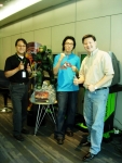 벤 탄 (Ben Tan) 한국마이크로소프트 홈 앤 엔터테인먼트 사업부 이사 (HED Director)와 글로벌 Xbox Live 헤일로 2 토너먼트 한국 지역 대표 허용 씨, 한국