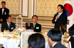 노무현 대통령이 노사협력 유공자와 오찬을 함께하기에 앞서 인사말을 하고 있다. 