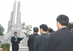 사단법인 한국건축구조기술사회 소속 건축구조기술사들이 삼풍 사고 10주기 기념 추모식에서 건축 안전을 위한 대국민 호소문을 발표하고 있다.