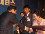 한성식품 김순자 대표가 28일, 그랜드힐튼 서울호텔 컨벤션센터에서 2005 대한민국생산성대상 기술혁신부분 최우수상을 수상하고 있다.