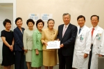 (왼쪽부터) 문화외교국장 부인 임영옥, 기획관리실장 부인 이숭덕, 차관 부인 이석남, 외교안보연구원장 부인 한혜숙, 장관 부인 유순택, 성상철 서울대병원장, 임정기 진료부원장, 김