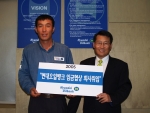 현대오일뱅크 서영태 사장(오른쪽)과 김태경 노조위원장이 29일, 중구 남대문로 서울사무소에서 노조의 임금협상에 대한 결정을 회사측에 위임하는 행사를 가졌다.