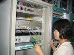 하나로텔레콤은 7월부터 두 달간 단독주택 및 소규모 주택 대상으로 유사 FTTH 시험서비스를 개시한다고 29일 밝혔다. 사진은 하나로텔레콤 직원이 이번 시험서비스에서 테스트하게 될