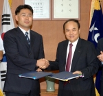 KOTRA 노사 임금협상 서명식 사진, 우측이 홍기화 사장