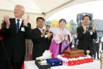 선박 명명을 축하하는 모습. 왼쪽부터 독일 선주, 탁학수 노조위원장, 배덕남 노조위원장 부인, 유관홍 현대중공업 사장