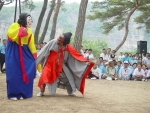 국립춘천박물관(관장 정종수)은 박물관 관람객과 지역주민을 위해 7월 2일(토) 오후 5시, 박물관 광장에서 중요 무형문화재 제69호인 “하회별신굿탈놀이” 초청공연을 마련한다. 