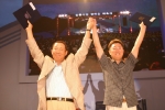 신동아화재는 1～2일 충북제천 청풍리조트에서 1,000여 명의 전 임직원이 참가한 가운데 ‘2005 한마음 대축제’를 개최했다. 첫째 날 진행된 한마음 선포식에서 진영욱 사장(왼쪽