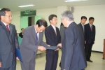 관동대 한동관 총장은 오늘 오전 9시 30분, 이진호 행정지원처장과 행정과장 10명 등, 7월 1일 보직변경발령자 11명에게 사령장을 수여하였다.