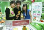 LG텔레콤 폰앤펀(Phone & fun)강남점에서 MJ(Mobile Jockey)로 활동중인 LG텔레콤 모델 윤은혜와 고객들이 서비스를 시연하고 있는 모습.