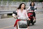 여러 스텝들의 도움을 받아 ‘스쿠터 마스터’에 돌입한 전도연.