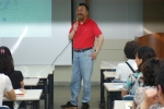 수시모집 기간을 맞아 인하대 박제남 입학처장이 빨간 셔츠와 청바지를 입고 입시설명회를 하고 있다. 