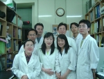 경상대학교 식물생화학연구실 연구원들. 뒷줄 가운데부터 시계 방향으로 임채오 교수, 임찬주, 진환, 황정은, 원혜정, 양경애, 니구앤 두옹 나, 홍준기 씨.