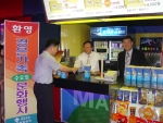 최민호 부행장보가 직원에게 팝콘, 음료 서빙을 하고 있다.
