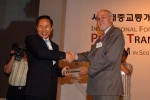 2005.7.8 국제포럼 개회식에서 한스 랫(Hans Rat) UITP 사무총장이 이명박 서울시장에게 인증서를 전달하였다.
