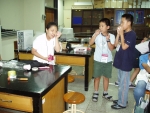 경상대학교는 2005년 제8, 9기 과학체험학습을 희망하는 중학생 각 60명을 7월 20일까지 모집한다. 사진은 지난해 과학체험학습 모습.