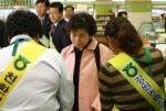 강원도는 삼성테스코 홈플러스와 제휴해 「강원농특산물전」을 개최한다. 이번 특판전은 강원 농특산물의 우수성을 널리 알리는 계기가 될 것이다.