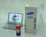 삼성SDI가 개발한 부탄가스 이용 연료전지로 휴대용 DVD 플레이어를  구동하는 모습