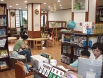 재궁동 꿈나무도서관에서 어린이와 부모들이 독서를 즐기고 있다.