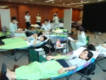 ‘천사단’ 1주년 기념행사인 ‘헌혈행사’를 통해 헌혈하고 있는 모습
