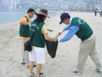 송도에서 봉사활동을 하는 부산은행 직원들