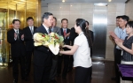 김규복 신보 이사장이 18일 마포 공덕동 신보 건물에 들어서며 직원으로부터 환영 꽃다발을 받고 환하게 웃고 있는 모습
