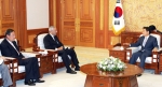 노무현 대통령이 콜린 파월 전 미국 국무장관과 환담을 나누고 있다.