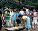 삼성토탈(대표 高洪植)은 최근 여름방학을 맞아 임직원 자녀를 대상으로 ‘청학동 예절학교’여름캠프를 열었다. 여름방학을 맞은 임직원 자녀에게 옛 전통문화와 예의범절을 배울 수 있는 