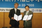 박인구 동원엔터프라이즈 사장(오른쪽)과 로이 콴(Roy Kuan) KDH(Korea Dairy Holdings) 매니징 디렉터(왼쪽)가 디엠푸드 인수계약서에 서명한 후 계약서을 들