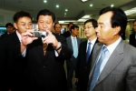 중국 저장성(浙江省) 시진핑(習近平)당서기가 20일 삼성전자 수원사업장을 방문했다. 이 날 수원사업장 방문에는 삼성전자 정보통신총괄 이기태사장이 정보통신연구소와 홍보관과 역사관 등