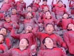 지난 7월 22일 충남 대천 갯벌에서 소주시장 수성을 다짐을 하고 있는 보해양조 사원들의 모습.