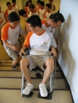 한화그룹 2005-1 기 신입사원들이 하반신 불구 장애인 체험을 하기 위해 휠체어를 타고 장애물 통과하는 교육을 받고 있다