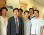 KAIST 신소재공학과 복합재료연구실 연구팀 사진(좌로부터 대학원생 김경태씨, 홍순형 교수, 차승일 박사, 대학원생 모찬빈, 유민규, 이경호씨)