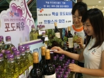 CJ는 100% 프랑스산 ‘백설 포도씨유’ 출시 기념으로 오는 8월 4일까지 서울 시내 유명 백화점에서 <백설 포도씨유 프랑스 와인 축제>를 실시한다.