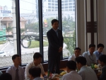 서정호 인천항만공사(IPA) 사장이 27일 열린 선박 운항회의(일명 선석회의) 관계자 간담회에서 과장급 실무자들과 어깨를 나란히 하고 격의없이 의견을 나누며 인천항 발전에 뜻을 모