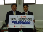 우리홈쇼핑의 노문경 우리홈쇼핑TV사업본부장(오른쪽)이 영주시 권영창 시장(왼쪽)에게 영주시 이웃사랑 성금으로 1,000만원을 전달하는 장면. 