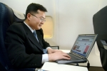 비행기 탑승객이 노트북으로 기내 초고속인터넷 서비스에 접속하고 있다.