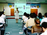 경남은행 친절반이 진주시청 공무원들에게 서비스 마인드 교육 및 인사 예절 교육 등 친절교육을 실시하고 있다.