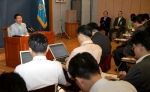 노무현 대통령이 청와대 춘추관에서 연정관련 출입기자 간담회를 갖고 있다. 
