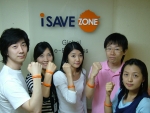 아이세이브존(www.isavezone.com) 직원들이 지난 30일, 본사 사옥에서 결식아동 돕기를 위한 ‘비프렌드'(B'friend)  자선팔찌를 착용하고 포즈