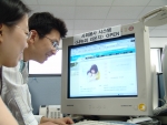 삼성SDI 임직원들이 1일 오픈한 사회봉사 시스템인 <나누미 라운지>를 통해 본인의 누적된 봉사활동 내용을 점검하고 있는 모습