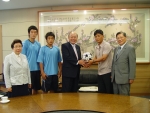 호남대(총장 이수일) 축구부가 '전국 하계 1, 2학년 축구대회' 우승으로 1일 오후 4시 박광태 광주시장에게 우승 기념 싸인볼을 증정했다.