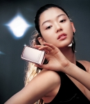 라네즈(LANEIGE)에서 미끄러지듯 열리는 새로운 개념의 팩트인 슬라이딩 팩트를 출시했다.