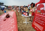 강원도 낙산 해수욕장에서 개최된 SK Familystation 참가한 고객들이 SK브랜드 제품 및 게임에 참여하고 있다.