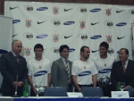 삼성전자가 브라질 최고명문 축구클럽 '꼬린치안스(Corinthians)'와 2년간 공식 후원계약을 체결했다. 브라질 상파울루 힐튼호텔에서 열린 계약체결 행사에서 