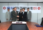 유니모테크놀로지(대표 정진현(우))와 머큐리 (대표 홍종호(좌))가 국산 테트라 TRS 단말기 개발 및 사업을 위한 협약을 체결했다. 