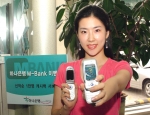 하나은행 영업점에서 M-Bank를 가입한 고객이 핸드폰을 들고 활짝 웃고 있는 모습임