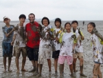 4주방학집중반에 참가한 학생들이 대부도 안산캠프 인근 갯벌에서 원어민교사와 함께 머드체험을 하며 즐거워하고 있다. 