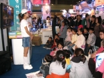 2004 국제영어교육박람회 전시장 내에서 홍보중인 한 업체 앞에 모여든 참관객들. 