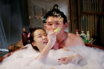 영화 <너는 내 운명>(제작 영화사 봄/ 감독 박진표)의 두 주인공 전도연과 황정민이 거품 목욕 장면을 촬영했다.