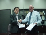 박의돈 LS전선 신사업팀장(왼쪽)과 Colin Weddell 지멘스 프로젝트 매니저가 계약을 체결하고 악수하는 모습